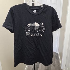 Roots 100% Cotton Black Logo T‑Shirt with Gray Plaid Beaver